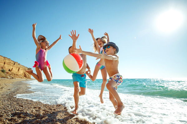 ¿El niño con dermatitis atópica puede desarrollar actividades lúdicas normales como por ejemplo nadar en la piscina o mar?