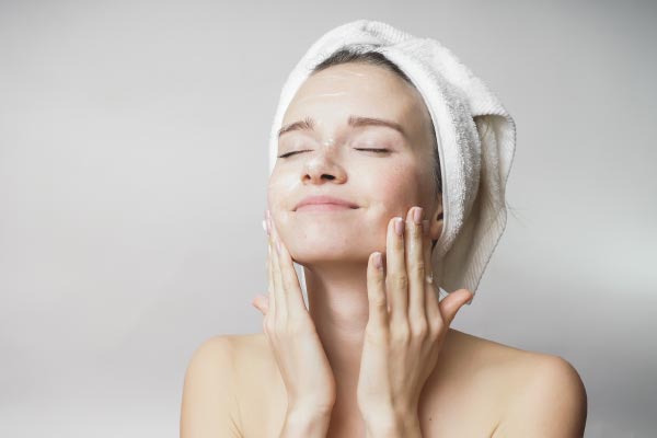 ¿Cómo debo lavar mi rostro en caso de tener acné?